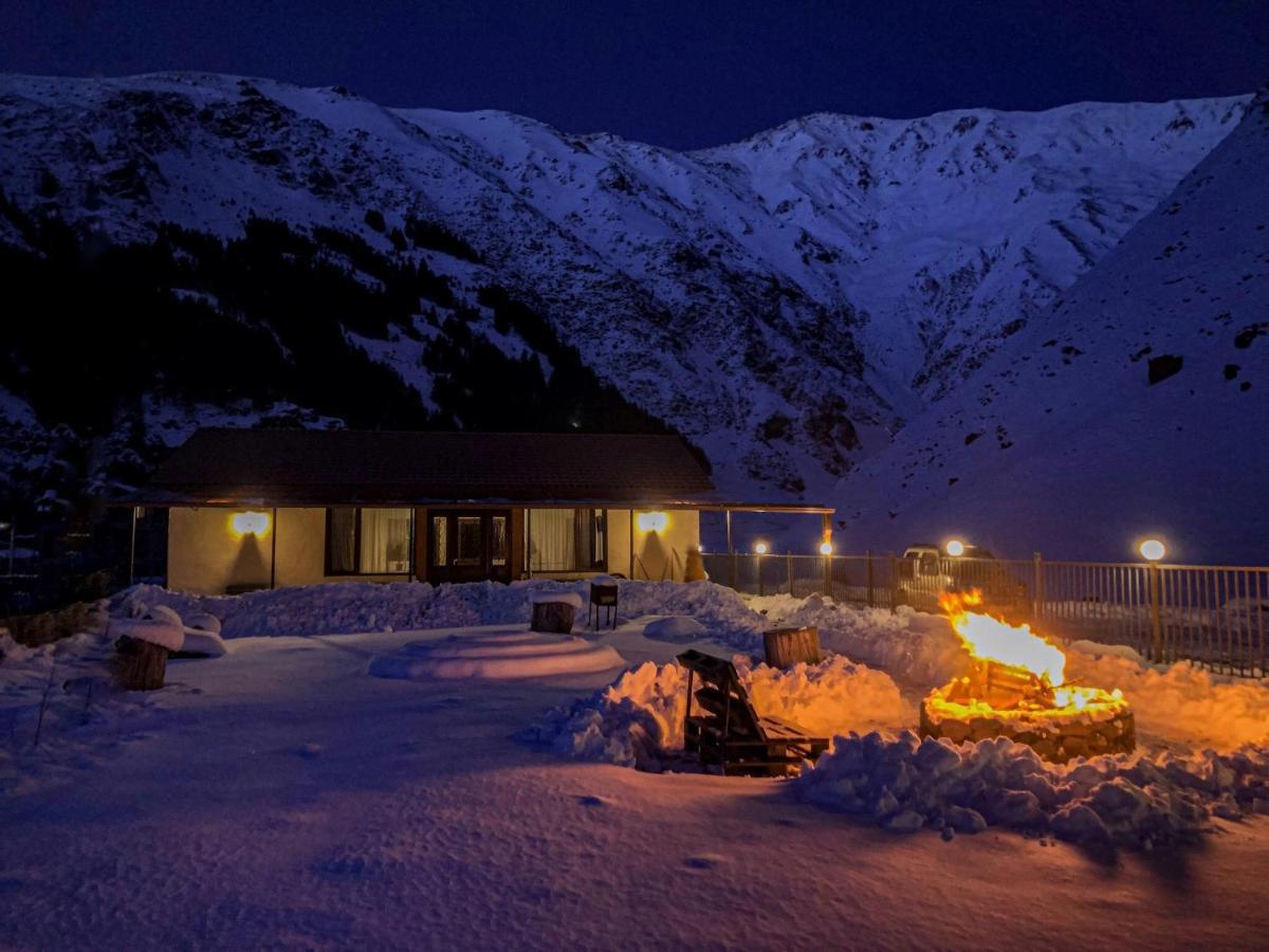 januka garden sno Villa Kazbegi Exteriör bild