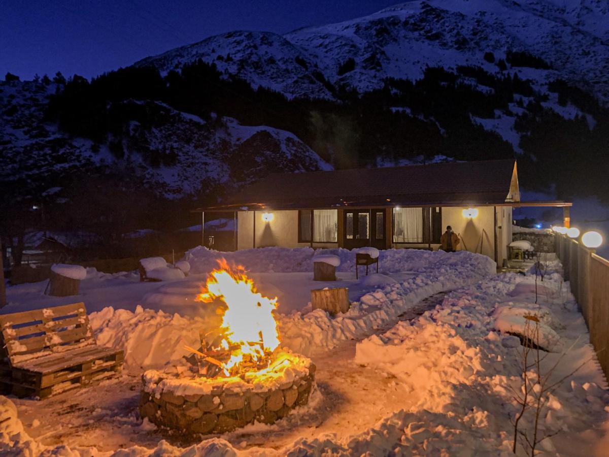 januka garden sno Villa Kazbegi Exteriör bild