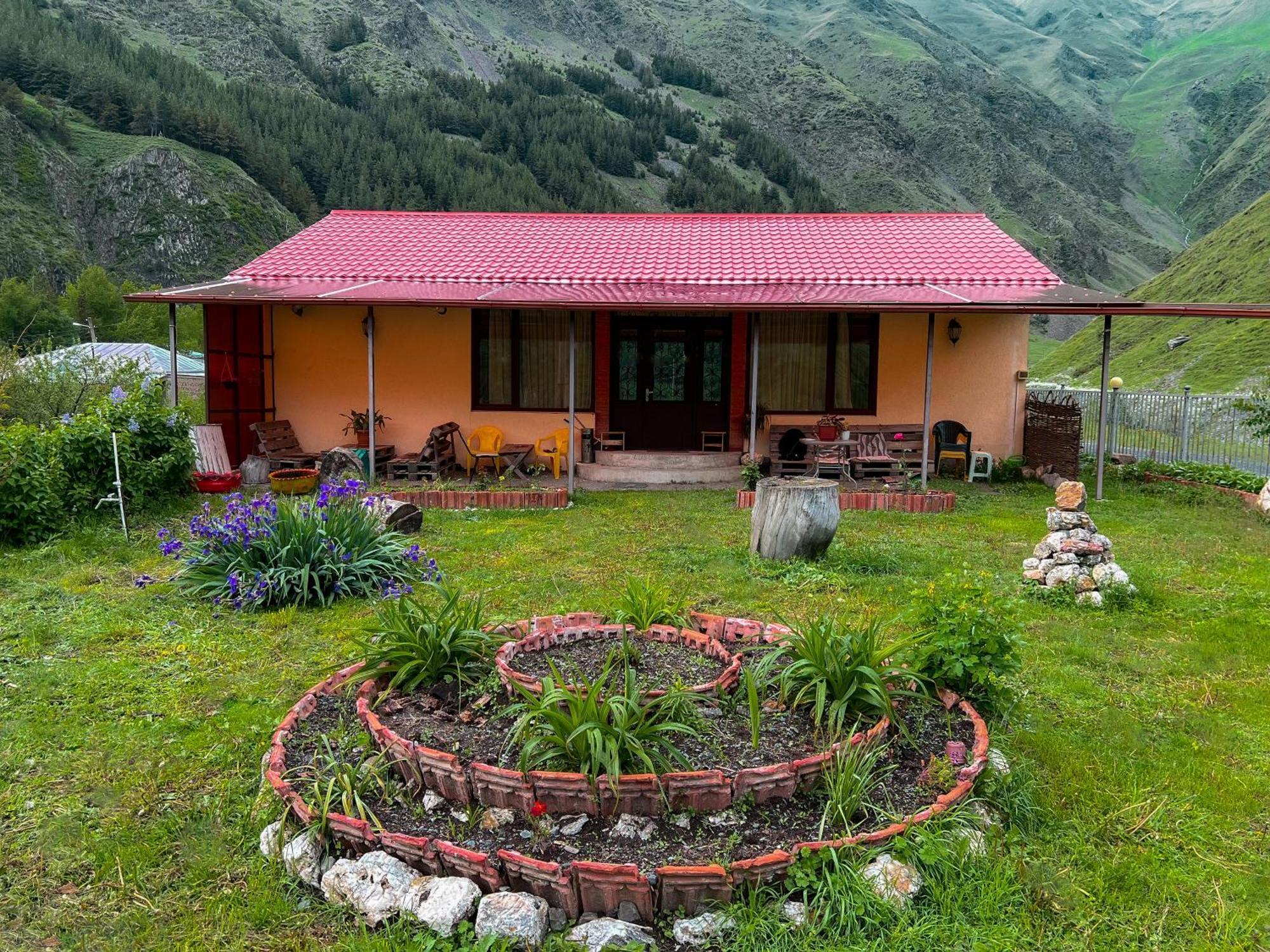 januka garden sno Villa Kazbegi Exteriör bild