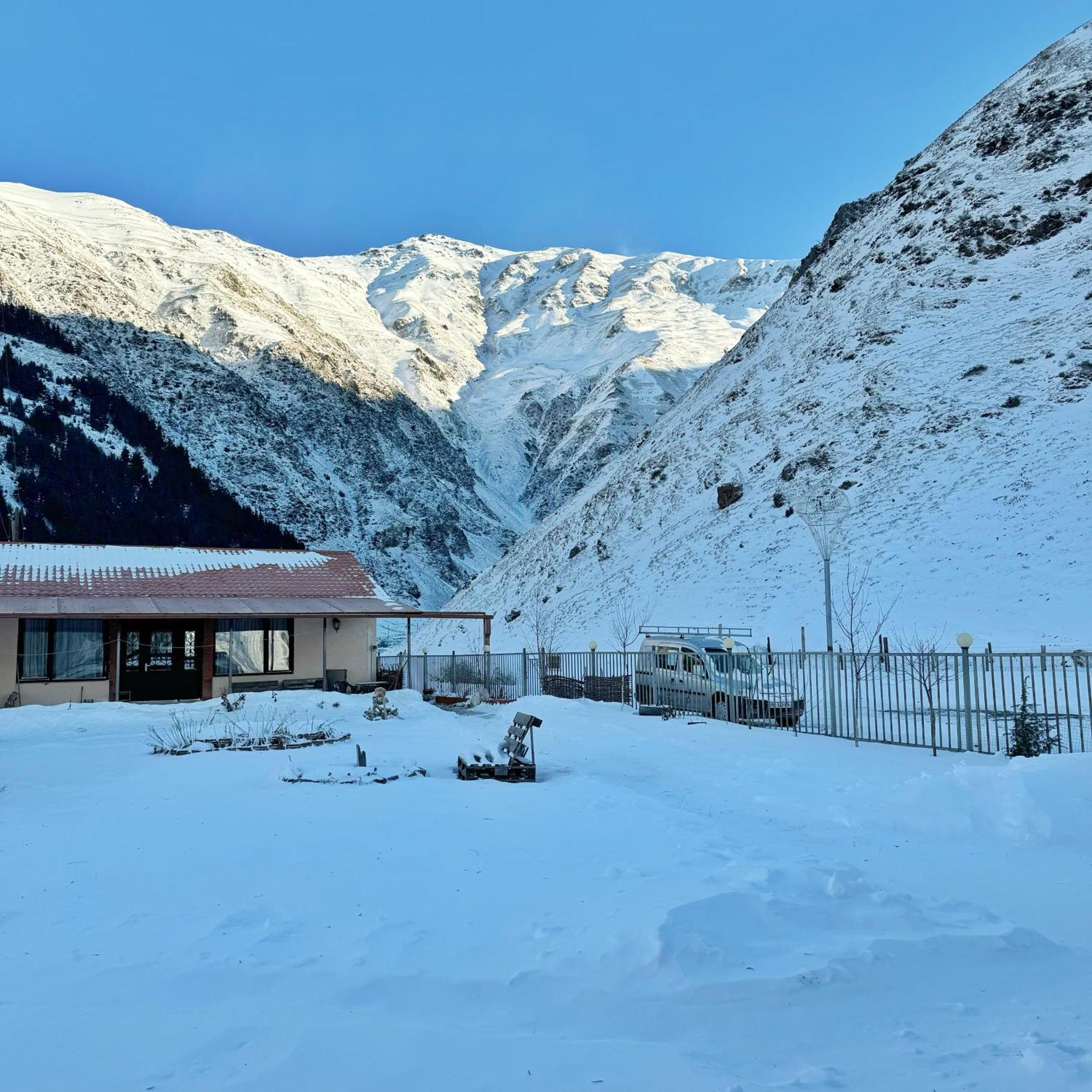 januka garden sno Villa Kazbegi Exteriör bild